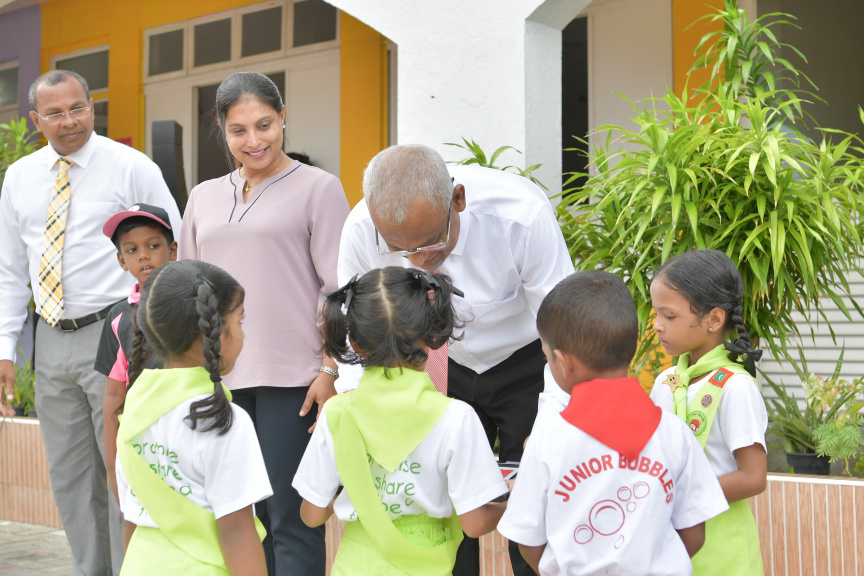 ރައީސް އިބްރާހިމް މުހައްމަދު ސޯލިހު މާފަންނު މަދަރުސާއަށް ޒިޔާރަތް ކުރައްވައި އެ މަދަރުސާގެ ކުދިންނާ ބައްދަލުކުރެއްވުން --- ފޮޓޯ/ ރައީސް އޮފީސް