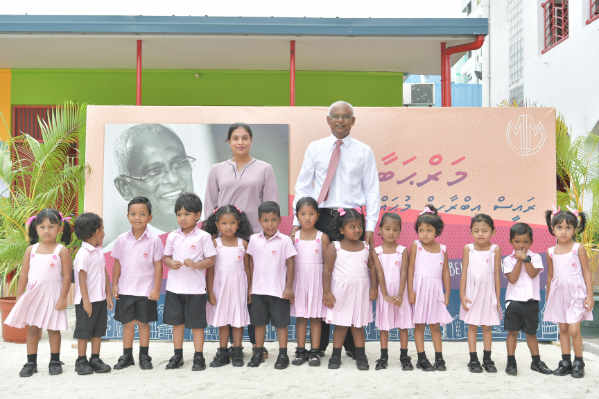 ރައީސް އިބްރާހިމް މުހައްމަދު ސޯލިހު މާފަންނު މަދަރުސާއަށް ޒިޔާރަތް ކުރައްވައި އެ މަދަރުސާގެ ކުދިންނާ ބައްދަލުކުރެއްވުން --- ފޮޓޯ/ ރައީސް އޮފީސް