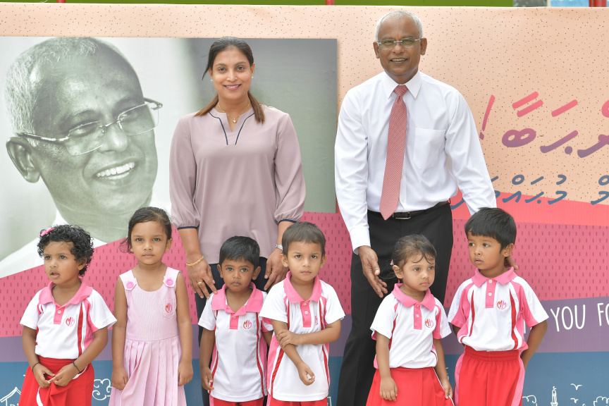 ރައީސް އިބްރާހިމް މުހައްމަދު ސޯލިހު މާފަންނު މަދަރުސާއަށް ޒިޔާރަތް ކުރައްވައި އެ މަދަރުސާގެ ކުދިންނާ ބައްދަލުކުރެއްވުން --- ފޮޓޯ/ ރައީސް އޮފީސް