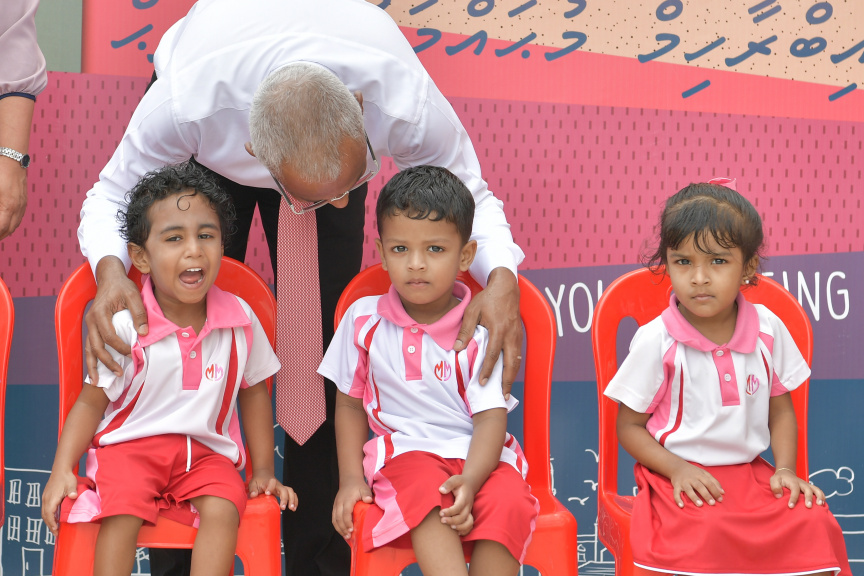 ރައީސް އިބްރާހިމް މުހައްމަދު ސޯލިހު މާފަންނު މަދަރުސާއަށް ޒިޔާރަތް ކުރައްވައި އެ މަދަރުސާގެ ކުދިންނާ ބައްދަލުކުރެއްވުން --- ފޮޓޯ/ ރައީސް އޮފީސް