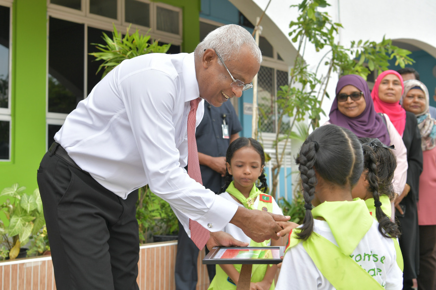 ރައީސް އިބްރާހިމް މުހައްމަދު ސޯލިހު މާފަންނު މަދަރުސާއަށް ޒިޔާރަތް ކުރައްވައި އެ މަދަރުސާގެ ކުދިންނާ ބައްދަލުކުރެއްވުން --- ފޮޓޯ/ ރައީސް އޮފީސް