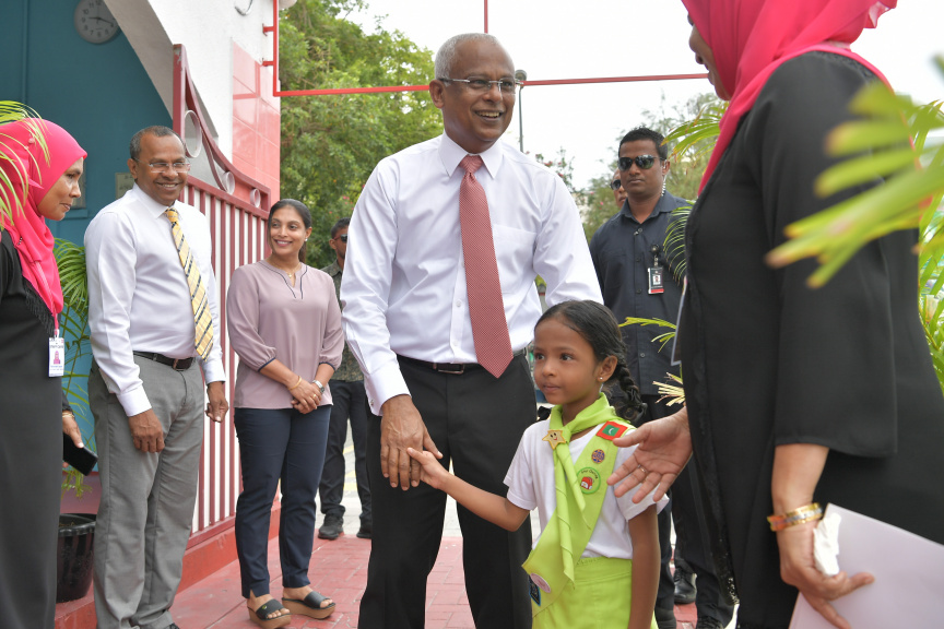 ރައީސް އިބްރާހިމް މުހައްމަދު ސޯލިހު މާފަންނު މަދަރުސާއަށް ޒިޔާރަތް ކުރައްވައި އެ މަދަރުސާގެ ކުދިންނާ ބައްދަލުކުރެއްވުން --- ފޮޓޯ/ ރައީސް އޮފީސް