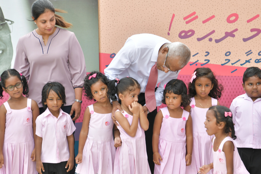 ރައީސް އިބްރާހިމް މުހައްމަދު ސޯލިހު މާފަންނު މަދަރުސާއަށް ޒިޔާރަތް ކުރައްވައި އެ މަދަރުސާގެ ކުދިންނާ ބައްދަލުކުރެއްވުން --- ފޮޓޯ/ ރައީސް އޮފީސް