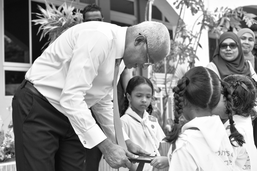 ރައީސް އިބްރާހިމް މުހައްމަދު ސޯލިހު މާފަންނު މަދަރުސާއަށް ޒިޔާރަތް ކުރައްވައި އެ މަދަރުސާގެ ކުދިންނާ ބައްދަލުކުރެއްވުން --- ފޮޓޯ/ ރައީސް އޮފީސް