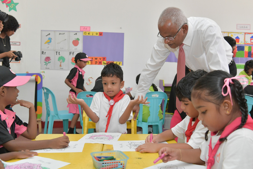ރައީސް އިބްރާހިމް މުހައްމަދު ސޯލިހު މާފަންނު މަދަރުސާއަށް ޒިޔާރަތް ކުރައްވައި އެ މަދަރުސާގެ ކުދިންނާ ބައްދަލުކުރެއްވުން --- ފޮޓޯ/ ރައީސް އޮފީސް