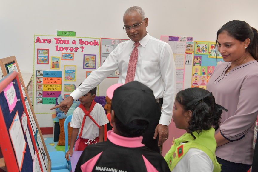 ރައީސް އިބްރާހިމް މުހައްމަދު ސޯލިހު މާފަންނު މަދަރުސާއަށް ޒިޔާރަތް ކުރައްވައި އެ މަދަރުސާގެ ކުދިންނާ ބައްދަލުކުރެއްވުން --- ފޮޓޯ/ ރައީސް އޮފީސް
