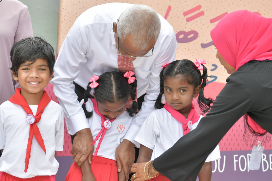 ރައީސް އިބްރާހިމް މުހައްމަދު ސޯލިހު މާފަންނު މަދަރުސާއަށް ޒިޔާރަތް ކުރައްވައި އެ މަދަރުސާގެ ކުދިންނާ ބައްދަލުކުރެއްވުން --- ފޮޓޯ/ ރައީސް އޮފީސް