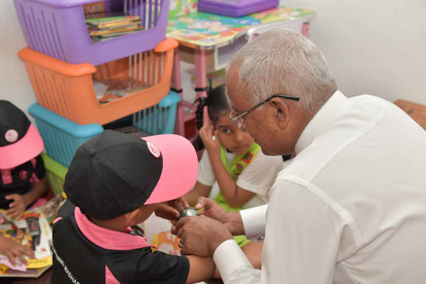 ރައީސް އިބްރާހިމް މުހައްމަދު ސޯލިހު މާފަންނު މަދަރުސާއަށް ޒިޔާރަތް ކުރައްވައި އެ މަދަރުސާގެ ކުދިންނާ ބައްދަލުކުރެއްވުން --- ފޮޓޯ/ ރައީސް އޮފީސް
