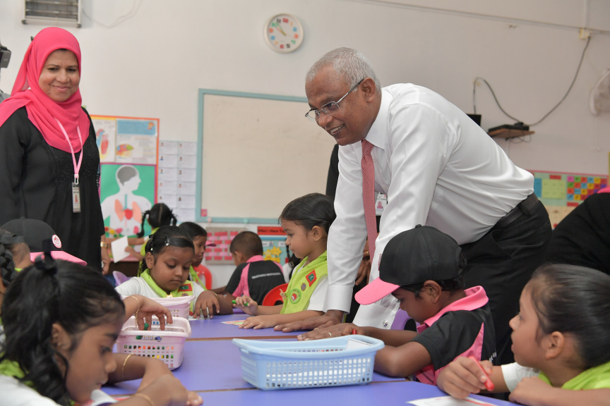 ރައީސް އިބްރާހިމް މުހައްމަދު ސޯލިހު މާފަންނު މަދަރުސާއަށް ޒިޔާރަތް ކުރައްވައި އެ މަދަރުސާގެ ކުދިންނާ ބައްދަލުކުރެއްވުން --- ފޮޓޯ/ ރައީސް އޮފީސް
