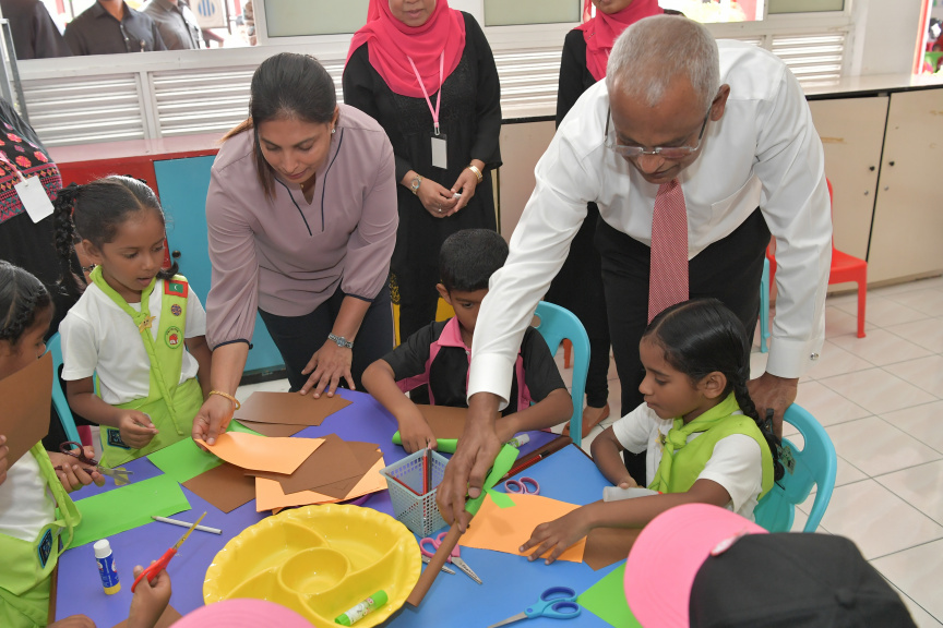 ރައީސް އިބްރާހިމް މުހައްމަދު ސޯލިހު މާފަންނު މަދަރުސާއަށް ޒިޔާރަތް ކުރައްވައި އެ މަދަރުސާގެ ކުދިންނާ ބައްދަލުކުރެއްވުން --- ފޮޓޯ/ ރައީސް އޮފީސް