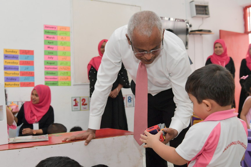 ރައީސް އިބްރާހިމް މުހައްމަދު ސޯލިހު މާފަންނު މަދަރުސާއަށް ޒިޔާރަތް ކުރައްވައި އެ މަދަރުސާގެ ކުދިންނާ ބައްދަލުކުރެއްވުން --- ފޮޓޯ/ ރައީސް އޮފީސް