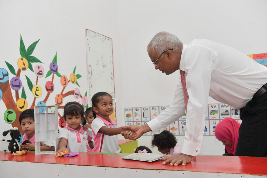 ރައީސް އިބްރާހިމް މުހައްމަދު ސޯލިހު މާފަންނު މަދަރުސާއަށް ޒިޔާރަތް ކުރައްވައި އެ މަދަރުސާގެ ކުދިންނާ ބައްދަލުކުރެއްވުން --- ފޮޓޯ/ ރައީސް އޮފީސް