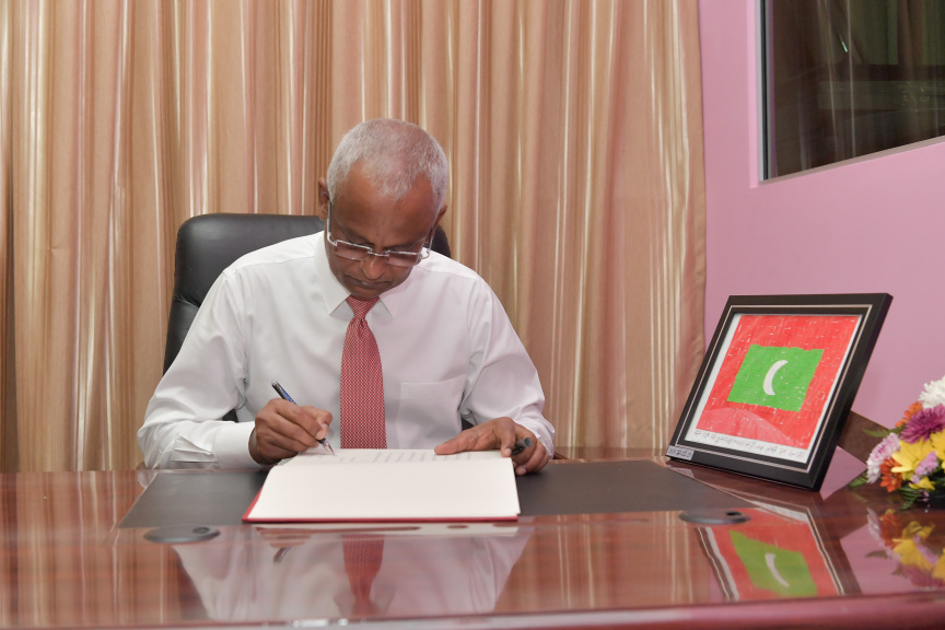 ރައީސް އިބްރާހިމް މުހައްމަދު ސޯލިހު މާފަންނު މަދަރުސާއަށް ޒިޔާރަތް ކުރައްވައި އެ މަދަރުސާގެ ކުދިންނާ ބައްދަލުކުރެއްވުން --- ފޮޓޯ/ ރައީސް އޮފީސް