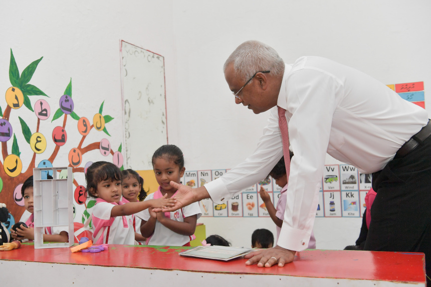 ރައީސް އިބްރާހިމް މުހައްމަދު ސޯލިހު މާފަންނު މަދަރުސާއަށް ޒިޔާރަތް ކުރައްވައި އެ މަދަރުސާގެ ކުދިންނާ ބައްދަލުކުރެއްވުން --- ފޮޓޯ/ ރައީސް އޮފީސް