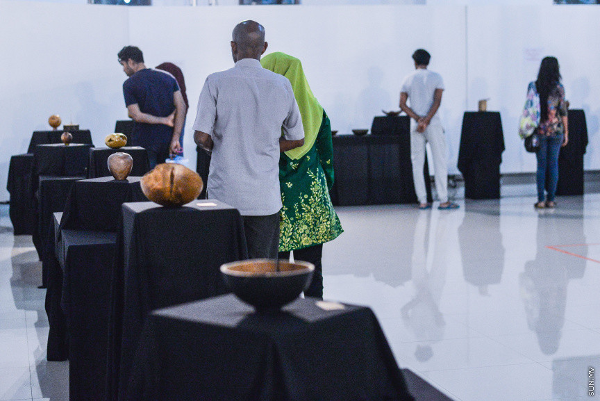 އޮގަސްޓް 27، 2019: އަލްމަރްހޫމް އަޒްމީގެ ހުނަރުވެރި މަސައްކަތްތަށް ދައްކާލުމަށް އާޓް ގެލެރީގައި ކުރިއަށް ދާ މައުރަޒުގެ ތެރެއިން -- ސަން ފޮޓޯ/ ފަޔާޒު މޫސާ