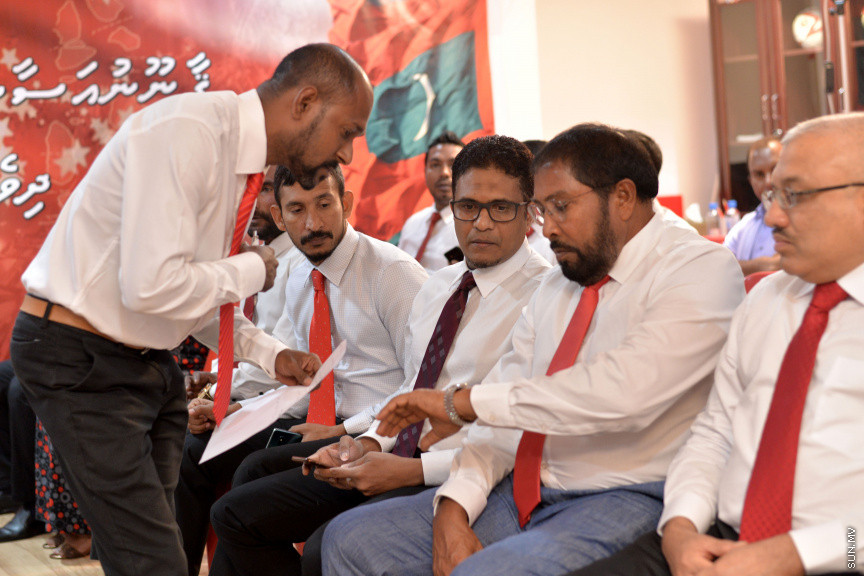 އޮގަސްޓް 26، 2019: ޕީޕީއެމް އަދި ޕީއެންސީގެ ކުރީގެ މަޖިލިސް މެމްބަރުނާއި، ޔާމީން ސަރުކާރުގެ މިނިސްޓަރުން ޖުމްހޫރީ ޕާޓީއާއި ގުޅުން -- ސަން ފޮޓޯ/ ފަޔާޒު މޫސާ