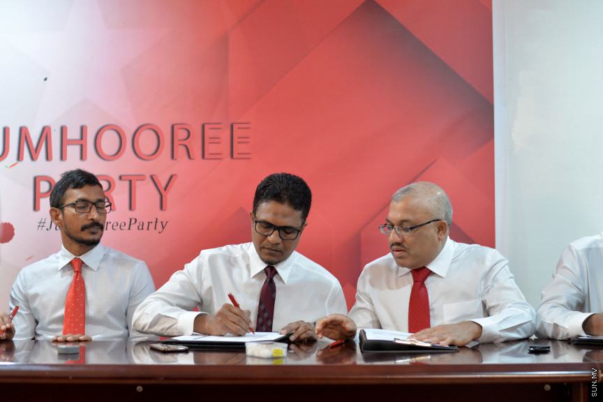 އޮގަސްޓް 26، 2019: ޕީޕީއެމް އަދި ޕީއެންސީގެ ކުރީގެ މަޖިލިސް މެމްބަރުނާއި، ޔާމީން ސަރުކާރުގެ މިނިސްޓަރުން ޖުމްހޫރީ ޕާޓީއާއި ގުޅުން -- ސަން ފޮޓޯ/ ފަޔާޒު މޫސާ