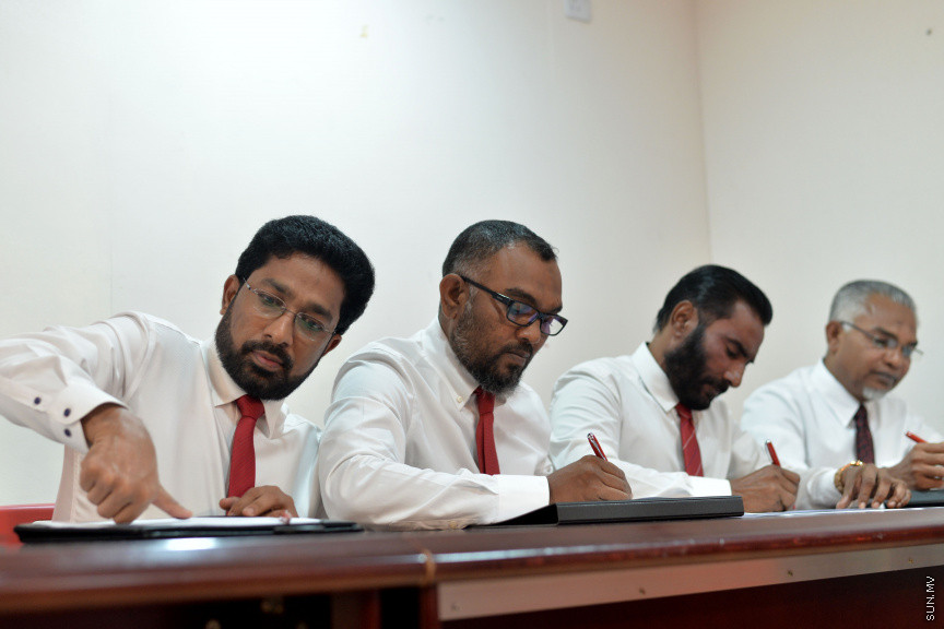 އޮގަސްޓް 26، 2019: ޕީޕީއެމް އަދި ޕީއެންސީގެ ކުރީގެ މަޖިލިސް މެމްބަރުނާއި، ޔާމީން ސަރުކާރުގެ މިނިސްޓަރުން ޖުމްހޫރީ ޕާޓީއާއި ގުޅުން -- ސަން ފޮޓޯ/ ފަޔާޒު މޫސާ