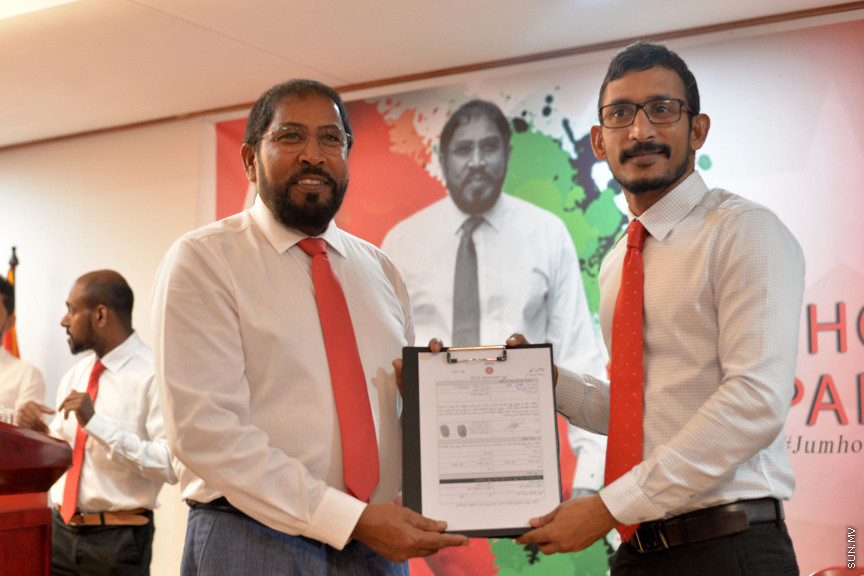 އޮގަސްޓް 26، 2019: ޕީޕީއެމް އަދި ޕީއެންސީގެ ކުރީގެ މަޖިލިސް މެމްބަރުނާއި، ޔާމީން ސަރުކާރުގެ މިނިސްޓަރުން ޖުމްހޫރީ ޕާޓީއާއި ގުޅުން -- ސަން ފޮޓޯ/ ފަޔާޒު މޫސާ