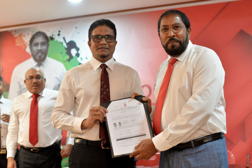 އޮގަސްޓް 26، 2019: ޕީޕީއެމް އަދި ޕީއެންސީގެ ކުރީގެ މަޖިލިސް މެމްބަރުނާއި، ޔާމީން ސަރުކާރުގެ މިނިސްޓަރުން ޖުމްހޫރީ ޕާޓީއާއި ގުޅުން -- ސަން ފޮޓޯ/ ފަޔާޒު މޫސާ
