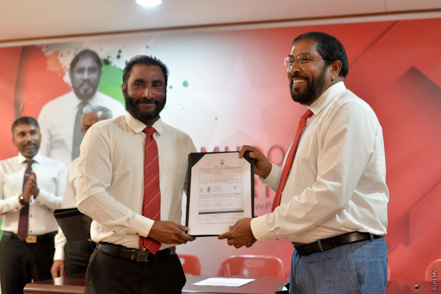 އޮގަސްޓް 26، 2019: ޕީޕީއެމް އަދި ޕީއެންސީގެ ކުރީގެ މަޖިލިސް މެމްބަރުނާއި، ޔާމީން ސަރުކާރުގެ މިނިސްޓަރުން ޖުމްހޫރީ ޕާޓީއާއި ގުޅުން -- ސަން ފޮޓޯ/ ފަޔާޒު މޫސާ