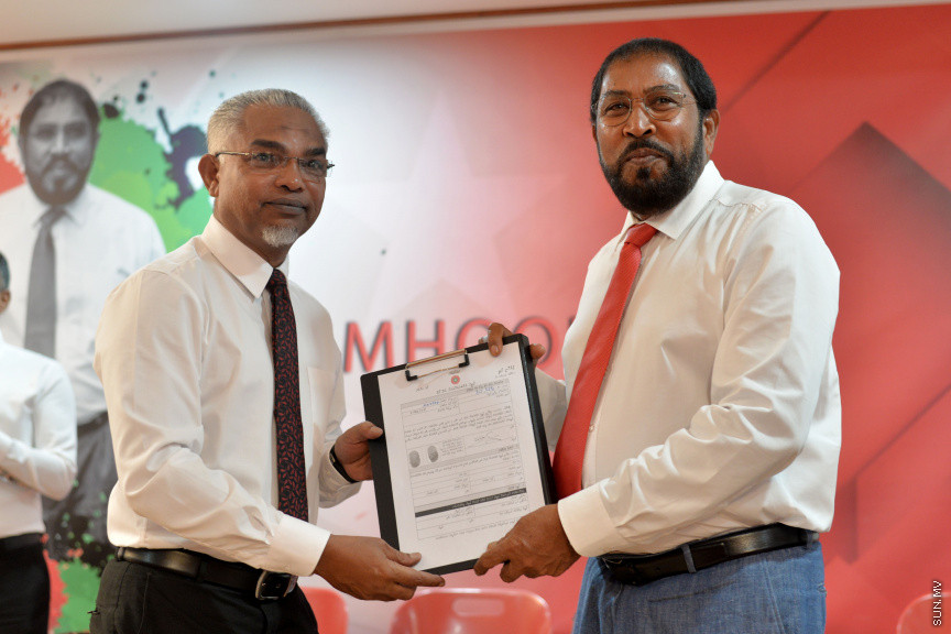 އޮގަސްޓް 26، 2019: ޕީޕީއެމް އަދި ޕީއެންސީގެ ކުރީގެ މަޖިލިސް މެމްބަރުނާއި، ޔާމީން ސަރުކާރުގެ މިނިސްޓަރުން ޖުމްހޫރީ ޕާޓީއާއި ގުޅުން -- ސަން ފޮޓޯ/ ފަޔާޒު މޫސާ