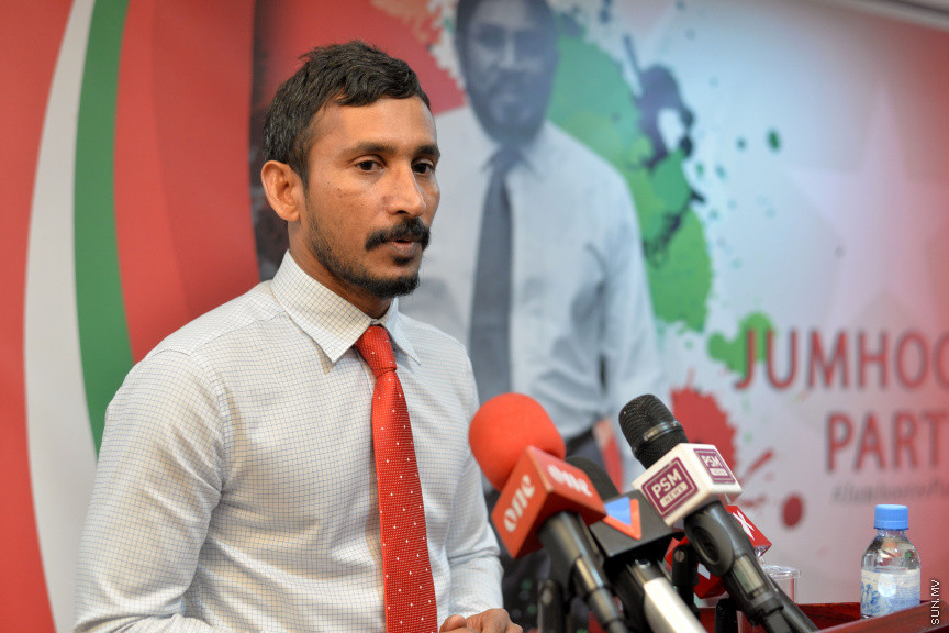 އޮގަސްޓް 26، 2019: ޕީޕީއެމް އަދި ޕީއެންސީގެ ކުރީގެ މަޖިލިސް މެމްބަރުނާއި، ޔާމީން ސަރުކާރުގެ މިނިސްޓަރުން ޖުމްހޫރީ ޕާޓީއާއި ގުޅުން -- ސަން ފޮޓޯ/ ފަޔާޒު މޫސާ
