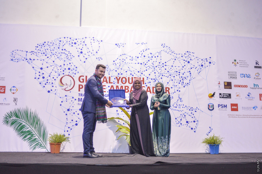 އޮގަސްޓް 28، 2019: ރީޖަނަލް އެލަޔަންސް ފޯ ފޯސްޓަރިން ޔޫތު (ރަފީ) އާއި ޔޫތު މިނިސްޓްރީ ގުޅިގެން އިންތިޒާމްކުރާ ގްލޯބަލް ޔޫތު ޕީސް އެމްބެސެޑާސް ޕްރޮގްރާމް (ޖީވައިޕީއޭ) ޓްރެއިނިން ޕްރޮގްރާމް ރާއްޖޭގައި ފެށުމަށް އެމްއެންޔޫ ހޯލްގައި ބޭއްވި ރަސްމިއޔާތުގެ ތެރެއިން -- ސަން ފޮޓޯ/ ފަޔާޒު މޫސާ
