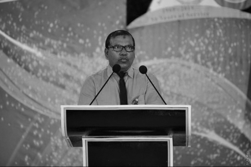 އޮގަސްޓް 29، 2019: ހދ. ނޮޅިވަރަންފަރުން ފުރައިގެން ހަނިމާދުއަށް ދަތުރުކުރި ލޯންޗެއް މިއަދު މެންދުރު ބަންޑުން ޖަހާލައި އޭގެއިން ދަތުރު ކުރި އެއް އާއިލާގެ ހަތަރު މީހަކާއި އަންހެނަކު ވަނީ މަރުވެފައި: މަރުވެފައި ވަނީ ދެމަފިރިންނާއި އެ މީހުންގެ ހަމައެކަނި އަންހެން ދަރިފުޅު އަދި އޭނާގެ ތިން އަހަރަށް ދާ ދަރިފުޅު: ހާދިސާގައި ނިޔާވި އާއިލާގެ ބައްޕަ ހުސައިން އަބްދުﷲ، (55އ) އައިހާގެ/ހދ. ނޮޅިވަރަންފަރު --
