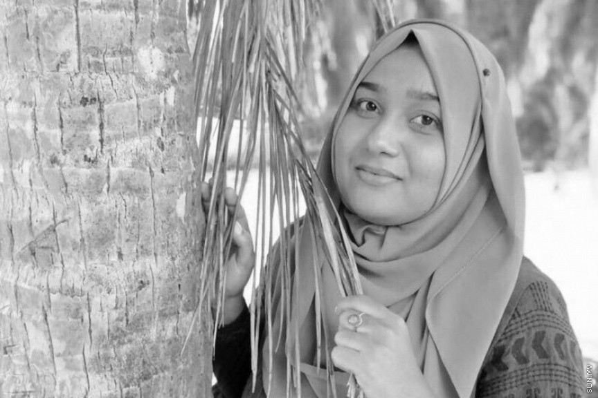 އޮގަސްޓް 29، 2019: ހދ. ނޮޅިވަރަންފަރުން ފުރައިގެން ހަނިމާދުއަށް ދަތުރުކުރި ލޯންޗެއް މިއަދު މެންދުރު ބަންޑުން ޖަހާލައި އޭގެއިން ދަތުރު ކުރި އެއް އާއިލާގެ ހަތަރު މީހަކާއި އަންހެނަކު ވަނީ މަރުވެފައި: މަރުވެފައި ވަނީ ދެމަފިރިންނާއި އެ މީހުންގެ ހަމައެކަނި އަންހެން ދަރިފުޅު އަދި އޭނާގެ ތިން އަހަރަށް ދާ ދަރިފުޅު: ހާދިސާގައި ނިޔާވި ކުޑަ ކުއްޖާގެ މަންމަ، ފާތުމަތު ގުރައިޝާ (30އ)، އަހިމާގެ/ ނޮޅިވަރަންފަރު --