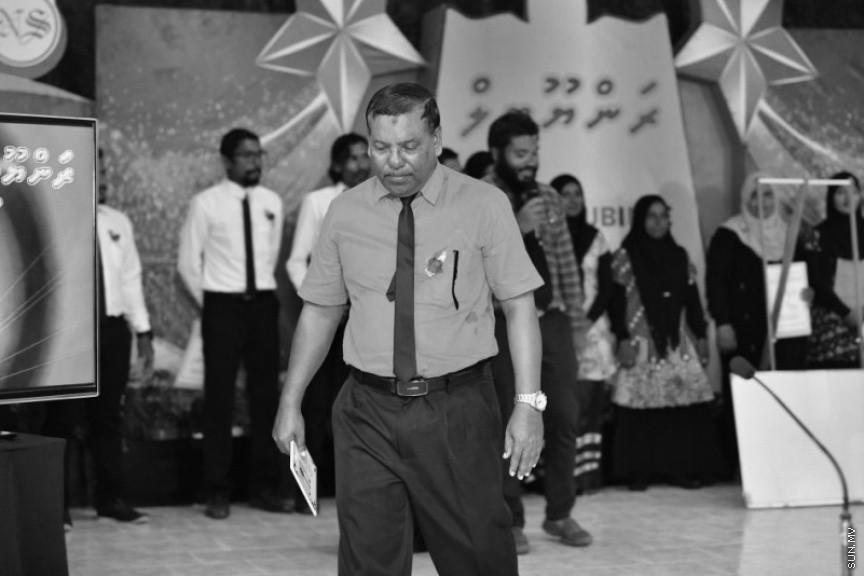 އޮގަސްޓް 29، 2019: ހދ. ނޮޅިވަރަންފަރުން ފުރައިގެން ހަނިމާދުއަށް ދަތުރުކުރި ލޯންޗެއް މިއަދު މެންދުރު ބަންޑުން ޖަހާލައި އޭގެއިން ދަތުރު ކުރި އެއް އާއިލާގެ ހަތަރު މީހަކާއި އަންހެނަކު ވަނީ މަރުވެފައި: މަރުވެފައި ވަނީ ދެމަފިރިންނާއި އެ މީހުންގެ ހަމައެކަނި އަންހެން ދަރިފުޅު އަދި އޭނާގެ ތިން އަހަރަށް ދާ ދަރިފުޅު: ހާދިސާގައި ނިޔާވި އާއިލާގެ ބައްޕަ ހުސައިން އަބްދުﷲ، (55އ) އައިހާގެ/ހދ. ނޮޅިވަރަންފަރު --