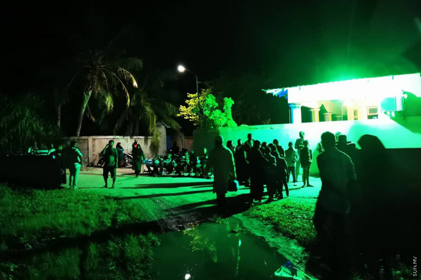 އޮގަސްޓް 29، 2019: ހދ. ނޮޅިވަރަންފަރުން ފުރައިގެން ހަނިމާދުއަށް ދަތުރުކުރި ލޯންޗެއް މިއަދު މެންދުރު ބަންޑުން ޖަހާލައި އޭގެއިން ދަތުރު ކުރި އެއް އާއިލާގެ ހަތަރު މީހަކާއި އަންހެނަކު ވަނީ މަރުވެފައި: މަރުވެފައި ވަނީ ދެމަފިރިންނާއި އެ މީހުންގެ ހަމައެކަނި އަންހެން ދަރިފުޅު އަދި އޭނާގެ ތިން އަހަރަށް ދާ ދަރިފުޅު: ނިޔާވި ފަސް މީހުންގެ މޫނުދެއްކުން -- ސަން ފޮޓޯ/ މުހައްމަދު ޝަފީއު
