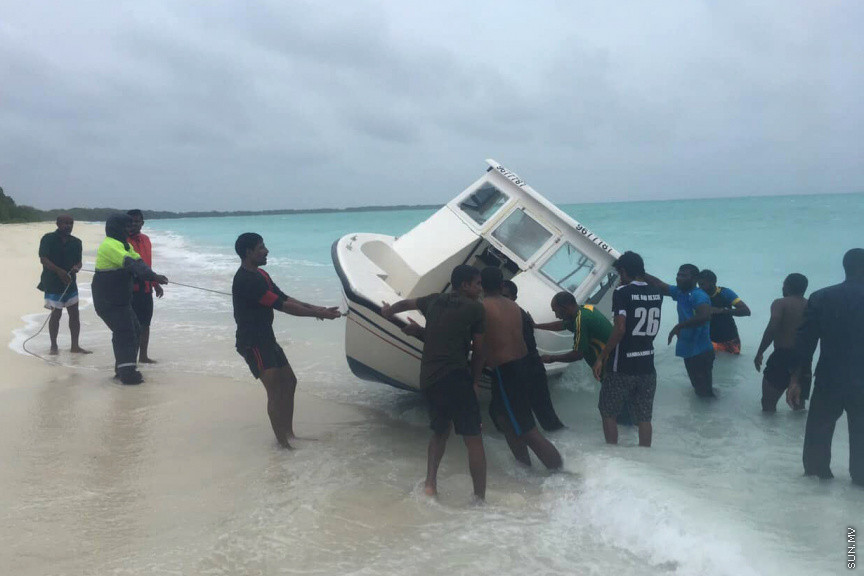 އޮގަސްޓް 29، 2019: ހދ. ނޮޅިވަރަންފަރުން ފުރައިގެން ހަނިމާދުއަށް ދަތުރުކުރި ލޯންޗެއް މިއަދު މެންދުރު ބަންޑުން ޖަހާލައި އޭގެއިން ދަތުރު ކުރި އެއް އާއިލާގެ ހަތަރު މީހަކާއި އަންހެނަކު ވަނީ މަރުވެފައި: މަރުވެފައި ވަނީ ދެމަފިރިންނާއި އެ މީހުންގެ ހަމައެކަނި އަންހެން ދަރިފުޅު އަދި އޭނާގެ ތިން އަހަރަށް ދާ ދަރިފުޅު: ބަންޑުން ޖަހާލި "އައި ސްޕީޓް ލޯންޗު  -- 