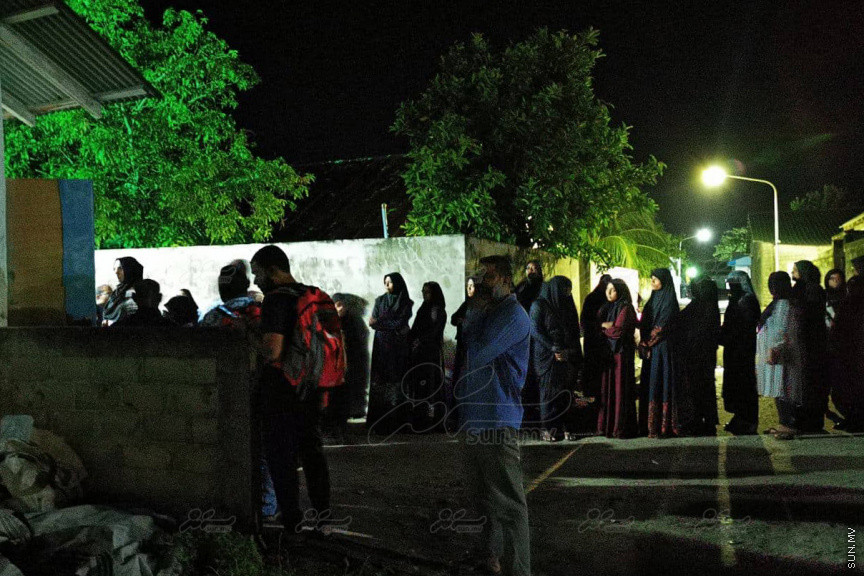 އޮގަސްޓް 29، 2019: ހދ. ނޮޅިވަރަންފަރުން ފުރައިގެން ހަނިމާދުއަށް ދަތުރުކުރި ލޯންޗެއް މިއަދު މެންދުރު ބަންޑުން ޖަހާލައި އޭގެއިން ދަތުރު ކުރި އެއް އާއިލާގެ ހަތަރު މީހަކާއި އަންހެނަކު ވަނީ މަރުވެފައި: މަރުވެފައި ވަނީ ދެމަފިރިންނާއި އެ މީހުންގެ ހަމައެކަނި އަންހެން ދަރިފުޅު އަދި އޭނާގެ ތިން އަހަރަށް ދާ ދަރިފުޅު: ނިޔާވި ފަސް މީހުންގެ މޫނުދެއްކުން -- ސަން ފޮޓޯ/ މުހައްމަދު ޝަފީއު