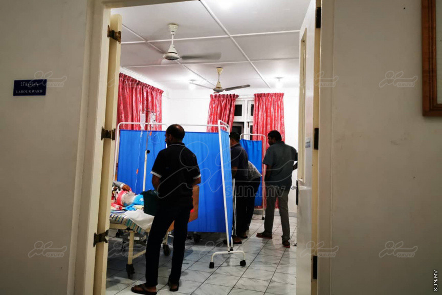 އޮގަސްޓް 29، 2019: ހދ. ނޮޅިވަރަންފަރުން ފުރައިގެން ހަނިމާދުއަށް ދަތުރުކުރި ލޯންޗެއް މިއަދު މެންދުރު ބަންޑުން ޖަހާލައި އޭގެއިން ދަތުރު ކުރި އެއް އާއިލާގެ ހަތަރު މީހަކާއި އަންހެނަކު ވަނީ މަރުވެފައި: މަރުވެފައި ވަނީ ދެމަފިރިންނާއި އެ މީހުންގެ ހަމައެކަނި އަންހެން ދަރިފުޅު އަދި އޭނާގެ ތިން އަހަރަށް ދާ ދަރިފުޅު: ނިޔާވި ފަސް މީހުންގެ މޫނުދެއްކުން -- ސަން ފޮޓޯ/ މުހައްމަދު ޝަފީއު