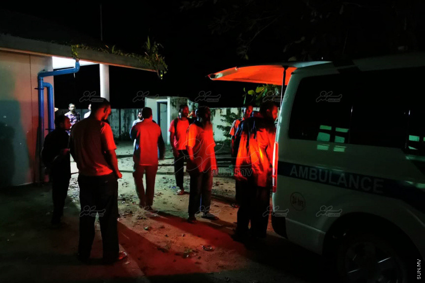 އޮގަސްޓް 29، 2019: ހދ. ނޮޅިވަރަންފަރުން ފުރައިގެން ހަނިމާދުއަށް ދަތުރުކުރި ލޯންޗެއް މިއަދު މެންދުރު ބަންޑުން ޖަހާލައި އޭގެއިން ދަތުރު ކުރި އެއް އާއިލާގެ ހަތަރު މީހަކާއި އަންހެނަކު ވަނީ މަރުވެފައި: މަރުވެފައި ވަނީ ދެމަފިރިންނާއި އެ މީހުންގެ ހަމައެކަނި އަންހެން ދަރިފުޅު އަދި އޭނާގެ ތިން އަހަރަށް ދާ ދަރިފުޅު: ނިޔާވި ފަސް މީހުންގެ މޫނުދެއްކުން -- ސަން ފޮޓޯ/ މުހައްމަދު ޝަފީއު