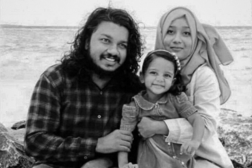 އޮގަސްޓް 29، 2019: ހދ. ނޮޅިވަރަންފަރުން ފުރައިގެން ހަނިމާދުއަށް ދަތުރުކުރި ލޯންޗެއް މިއަދު މެންދުރު ބަންޑުން ޖަހާލައި އޭގެއިން ދަތުރު ކުރި އެއް އާއިލާގެ ހަތަރު މީހަކާއި އަންހެނަކު ވަނީ މަރުވެފައި: މި ހާދިސާގައި ނިޔާވި ފާތުމަތު ގުރައިޝާ (30އ)، އަހިމާގެ/ ނޮޅިވަރަންފަރު އަދި ގުރައިޝާގެ ދަރި، އީރާ ހަސަން ޝީފާޒު (3) ސީވީޑް/ ނޮޅިވަރަންފަރު އަދި ކުއްޖާގެ ބައްޕަ  -- 
