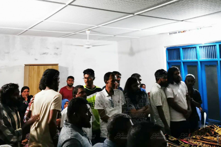 އޮގަސްޓް 29، 2019: ހދ. ނޮޅިވަރަންފަރުން ފުރައިގެން ހަނިމާދުއަށް ދަތުރުކުރި ލޯންޗެއް މިއަދު މެންދުރު ބަންޑުން ޖަހާލައި އޭގެއިން ދަތުރު ކުރި އެއް އާއިލާގެ ހަތަރު މީހަކާއި އަންހެނަކު ވަނީ މަރުވެފައި: މަރުވެފައި ވަނީ ދެމަފިރިންނާއި އެ މީހުންގެ ހަމައެކަނި އަންހެން ދަރިފުޅު އަދި އޭނާގެ ތިން އަހަރަށް ދާ ދަރިފުޅު: ނިޔާވި ފަސް މީހުންގެ މޫނުދެއްކުން -- ސަން ފޮޓޯ/ މުހައްމަދު ޝަފީއު