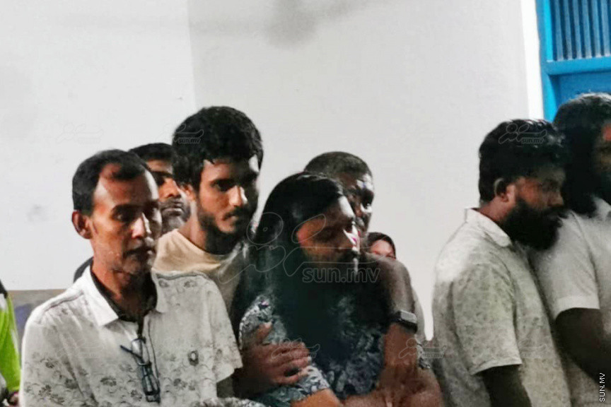 އޮގަސްޓް 29، 2019: ހދ. ނޮޅިވަރަންފަރުން ފުރައިގެން ހަނިމާދުއަށް ދަތުރުކުރި ލޯންޗެއް މިއަދު މެންދުރު ބަންޑުން ޖަހާލައި އޭގެއިން ދަތުރު ކުރި އެއް އާއިލާގެ ހަތަރު މީހަކާއި އަންހެނަކު ވަނީ މަރުވެފައި: މަރުވެފައި ވަނީ ދެމަފިރިންނާއި އެ މީހުންގެ ހަމައެކަނި އަންހެން ދަރިފުޅު އަދި އޭނާގެ ތިން އަހަރަށް ދާ ދަރިފުޅު: ނިޔާވި ފަސް މީހުންގެ މޫނުދެއްކުން -- ސަން ފޮޓޯ/ މުހައްމަދު ޝަފީއު