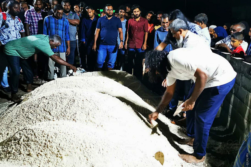 އޮގަސްޓް 30، 2019: ހދ. ނޮޅިވަރަންފަރުން ފުރައިގެން ހަނިމާދުއަށް ދަތުރުކުރި ލޯންޗެއް ބަންޑުން ޖަހާލައިގެން ނިޔާވި ފަސް މީހުންގެ ޖަނާޒާ ހަނިމާދޫގައި ބޭއްވުން: ނިޔާވީ ލޯންޗުން ދަތުރު ކުރި އެއް އާއިލާގެ ހަތަރު މީހަކާއި އިތުރު އަންހެނެއް -- ސަން ފޮޓޯ/ މުހައްމަދު ޝަފީއު
