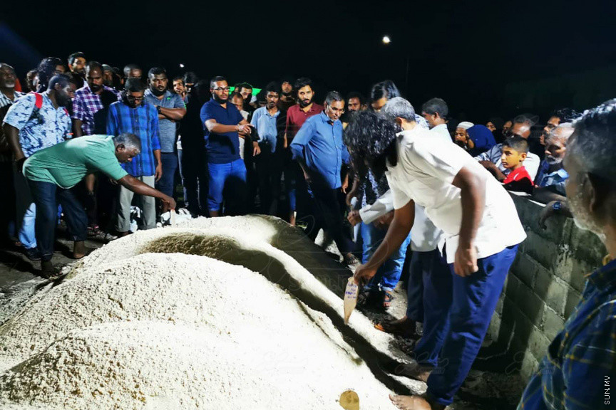 އޮގަސްޓް 30، 2019: ހދ. ނޮޅިވަރަންފަރުން ފުރައިގެން ހަނިމާދުއަށް ދަތުރުކުރި ލޯންޗެއް ބަންޑުން ޖަހާލައިގެން ނިޔާވި ފަސް މީހުންގެ ޖަނާޒާ ހަނިމާދޫގައި ބޭއްވުން: ނިޔާވީ ލޯންޗުން ދަތުރު ކުރި އެއް އާއިލާގެ ހަތަރު މީހަކާއި އިތުރު އަންހެނެއް -- ސަން ފޮޓޯ/ މުހައްމަދު ޝަފީއު