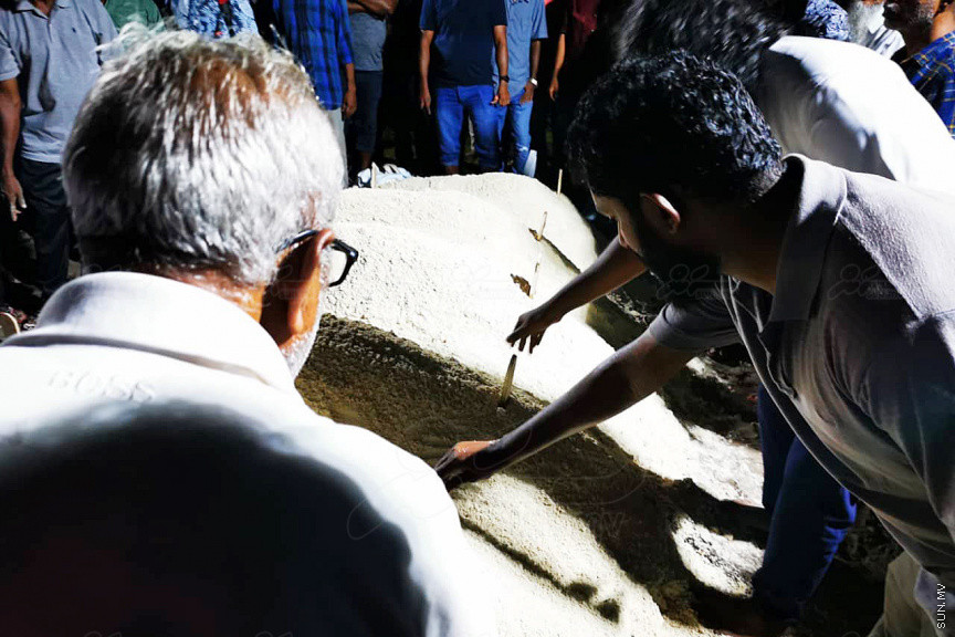 އޮގަސްޓް 30، 2019: ހދ. ނޮޅިވަރަންފަރުން ފުރައިގެން ހަނިމާދުއަށް ދަތުރުކުރި ލޯންޗެއް ބަންޑުން ޖަހާލައިގެން ނިޔާވި ފަސް މީހުންގެ ޖަނާޒާ ހަނިމާދޫގައި ބޭއްވުން: ނިޔާވީ ލޯންޗުން ދަތުރު ކުރި އެއް އާއިލާގެ ހަތަރު މީހަކާއި އިތުރު އަންހެނެއް -- ސަން ފޮޓޯ/ މުހައްމަދު ޝަފީއު