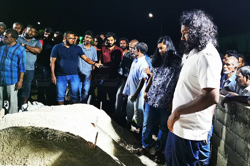 އޮގަސްޓް 30، 2019: ހދ. ނޮޅިވަރަންފަރުން ފުރައިގެން ހަނިމާދުއަށް ދަތުރުކުރި ލޯންޗެއް ބަންޑުން ޖަހާލައިގެން ނިޔާވި ފަސް މީހުންގެ ޖަނާޒާ ހަނިމާދޫގައި ބޭއްވުން: ނިޔާވީ ލޯންޗުން ދަތުރު ކުރި އެއް އާއިލާގެ ހަތަރު މީހަކާއި އިތުރު އަންހެނެއް -- ސަން ފޮޓޯ/ މުހައްމަދު ޝަފީއު