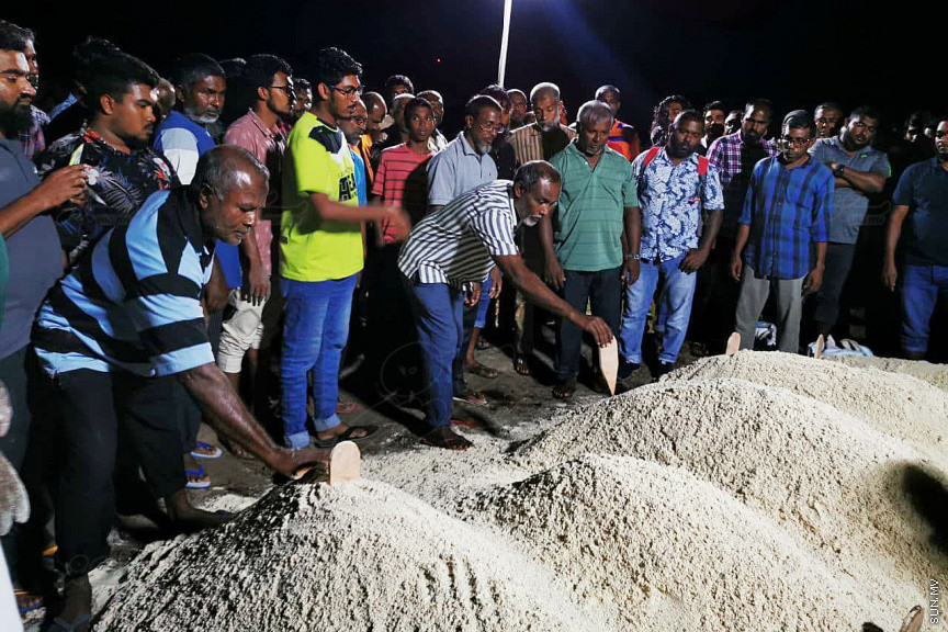 އޮގަސްޓް 30، 2019: ހދ. ނޮޅިވަރަންފަރުން ފުރައިގެން ހަނިމާދުއަށް ދަތުރުކުރި ލޯންޗެއް ބަންޑުން ޖަހާލައިގެން ނިޔާވި ފަސް މީހުންގެ ޖަނާޒާ ހަނިމާދޫގައި ބޭއްވުން: ނިޔާވީ ލޯންޗުން ދަތުރު ކުރި އެއް އާއިލާގެ ހަތަރު މީހަކާއި އިތުރު އަންހެނެއް -- ސަން ފޮޓޯ/ މުހައްމަދު ޝަފީއު