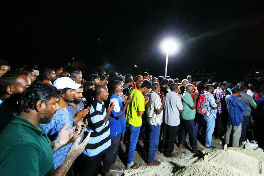 އޮގަސްޓް 30، 2019: ހދ. ނޮޅިވަރަންފަރުން ފުރައިގެން ހަނިމާދުއަށް ދަތުރުކުރި ލޯންޗެއް ބަންޑުން ޖަހާލައިގެން ނިޔާވި ފަސް މީހުންގެ ޖަނާޒާ ހަނިމާދޫގައި ބޭއްވުން: ނިޔާވީ ލޯންޗުން ދަތުރު ކުރި އެއް އާއިލާގެ ހަތަރު މީހަކާއި އިތުރު އަންހެނެއް -- ސަން ފޮޓޯ/ މުހައްމަދު ޝަފީއު