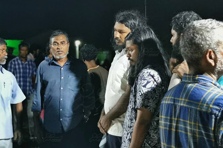 އޮގަސްޓް 30، 2019: ހދ. ނޮޅިވަރަންފަރުން ފުރައިގެން ހަނިމާދުއަށް ދަތުރުކުރި ލޯންޗެއް ބަންޑުން ޖަހާލައިގެން ނިޔާވި ފަސް މީހުންގެ ޖަނާޒާ ހަނިމާދޫގައި ބޭއްވުން: ނިޔާވީ ލޯންޗުން ދަތުރު ކުރި އެއް އާއިލާގެ ހަތަރު މީހަކާއި އިތުރު އަންހެނެއް -- ސަން ފޮޓޯ/ މުހައްމަދު ޝަފީއު