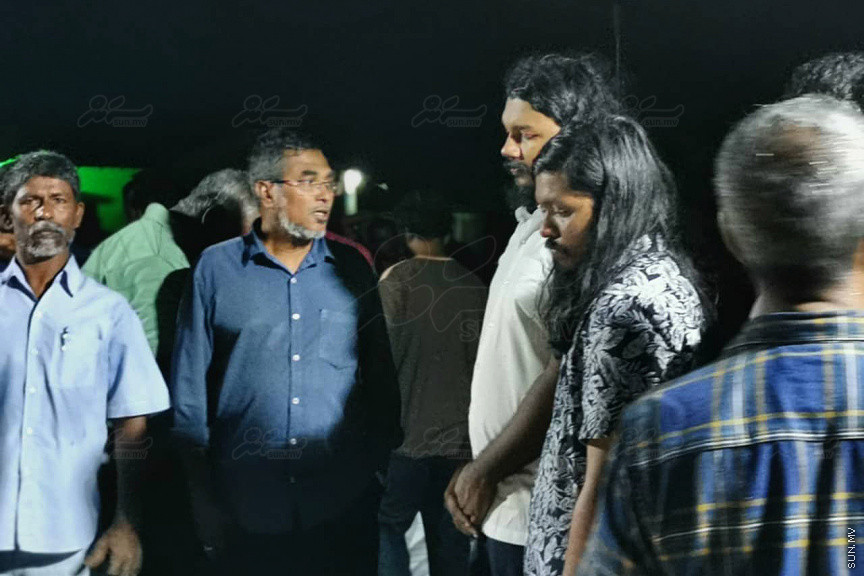 އޮގަސްޓް 30، 2019: ހދ. ނޮޅިވަރަންފަރުން ފުރައިގެން ހަނިމާދުއަށް ދަތުރުކުރި ލޯންޗެއް ބަންޑުން ޖަހާލައިގެން ނިޔާވި ފަސް މީހުންގެ ޖަނާޒާ ހަނިމާދޫގައި ބޭއްވުން: ނިޔާވީ ލޯންޗުން ދަތުރު ކުރި އެއް އާއިލާގެ ހަތަރު މީހަކާއި އިތުރު އަންހެނެއް -- ސަން ފޮޓޯ/ މުހައްމަދު ޝަފީއު