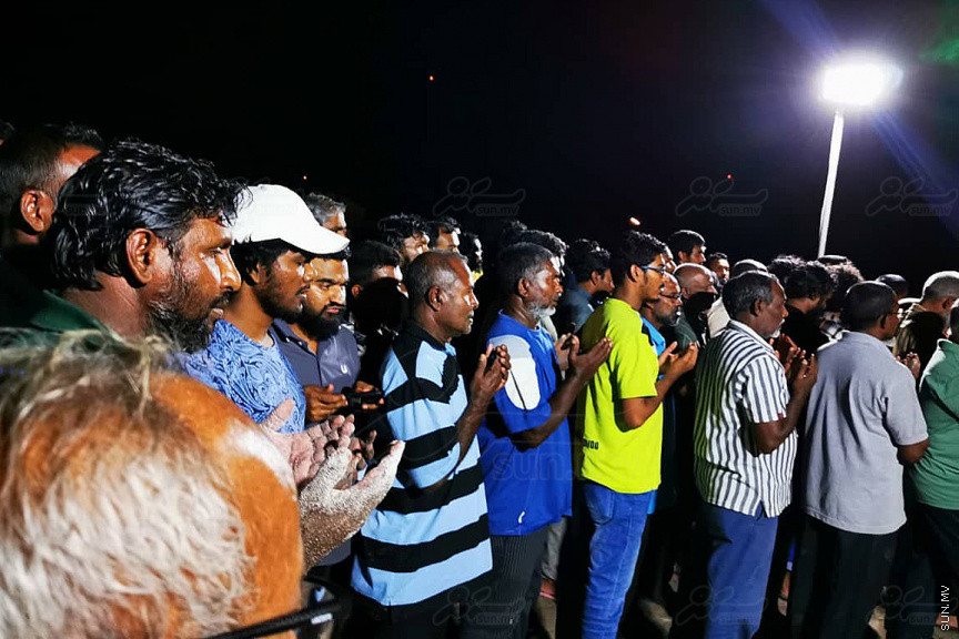 އޮގަސްޓް 30، 2019: ހދ. ނޮޅިވަރަންފަރުން ފުރައިގެން ހަނިމާދުއަށް ދަތުރުކުރި ލޯންޗެއް ބަންޑުން ޖަހާލައިގެން ނިޔާވި ފަސް މީހުންގެ ޖަނާޒާ ހަނިމާދޫގައި ބޭއްވުން: ނިޔާވީ ލޯންޗުން ދަތުރު ކުރި އެއް އާއިލާގެ ހަތަރު މީހަކާއި އިތުރު އަންހެނެއް -- ސަން ފޮޓޯ/ މުހައްމަދު ޝަފީއު