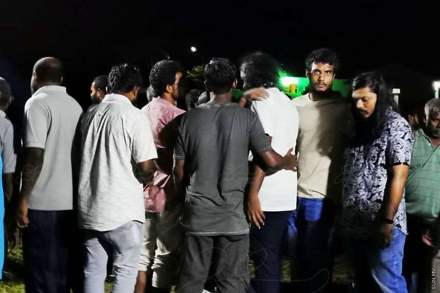 އޮގަސްޓް 30، 2019: ހދ. ނޮޅިވަރަންފަރުން ފުރައިގެން ހަނިމާދުއަށް ދަތުރުކުރި ލޯންޗެއް ބަންޑުން ޖަހާލައިގެން ނިޔާވި ފަސް މީހުންގެ ޖަނާޒާ ހަނިމާދޫގައި ބޭއްވުން: ނިޔާވީ ލޯންޗުން ދަތުރު ކުރި އެއް އާއިލާގެ ހަތަރު މީހަކާއި އިތުރު އަންހެނެއް -- ސަން ފޮޓޯ/ މުހައްމަދު ޝަފީއު