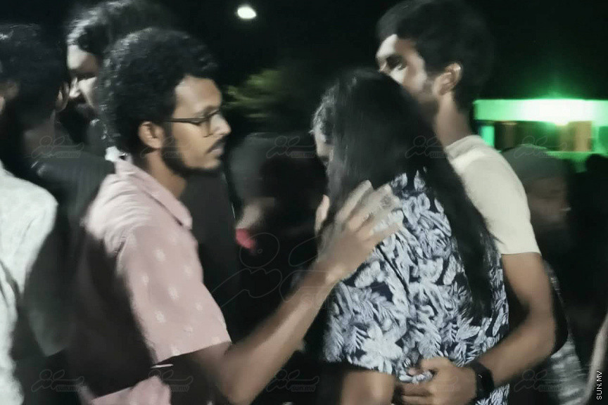 އޮގަސްޓް 30، 2019: ހދ. ނޮޅިވަރަންފަރުން ފުރައިގެން ހަނިމާދުއަށް ދަތުރުކުރި ލޯންޗެއް ބަންޑުން ޖަހާލައިގެން ނިޔާވި ފަސް މީހުންގެ ޖަނާޒާ ހަނިމާދޫގައި ބޭއްވުން: ނިޔާވީ ލޯންޗުން ދަތުރު ކުރި އެއް އާއިލާގެ ހަތަރު މީހަކާއި އިތުރު އަންހެނެއް -- ސަން ފޮޓޯ/ މުހައްމަދު ޝަފީއު